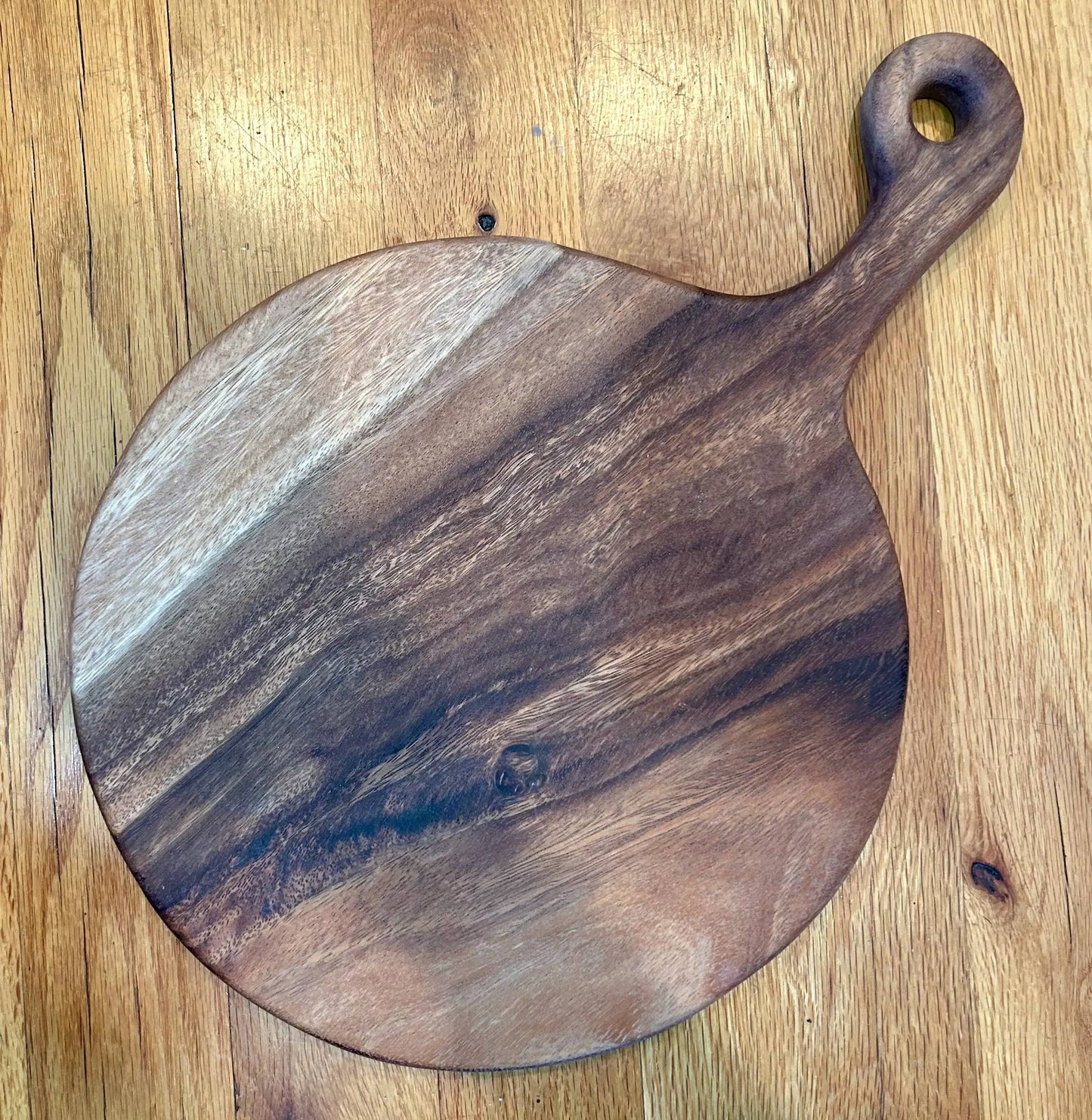 Medium Round Charcuterie Board with Handle - Live Edge